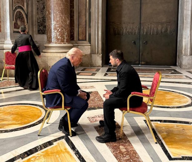 Axel Roffi (@axel_roffi) on Twitter photo Le prĂȘtre derriĂšre qui enlĂšve la chaise sur laquelle <a href="/EmmanuelMacron/">Emmanuel Macron</a> pensait sâasseoir!! Ăa fait mal Ă lâego!! Le prĂȘtre derriĂšre qui enlĂšve la chaise sur laquelle <a href="/EmmanuelMacron/">Emmanuel Macron</a> pensait sâasseoir!! Ăa fait mal Ă lâego!!