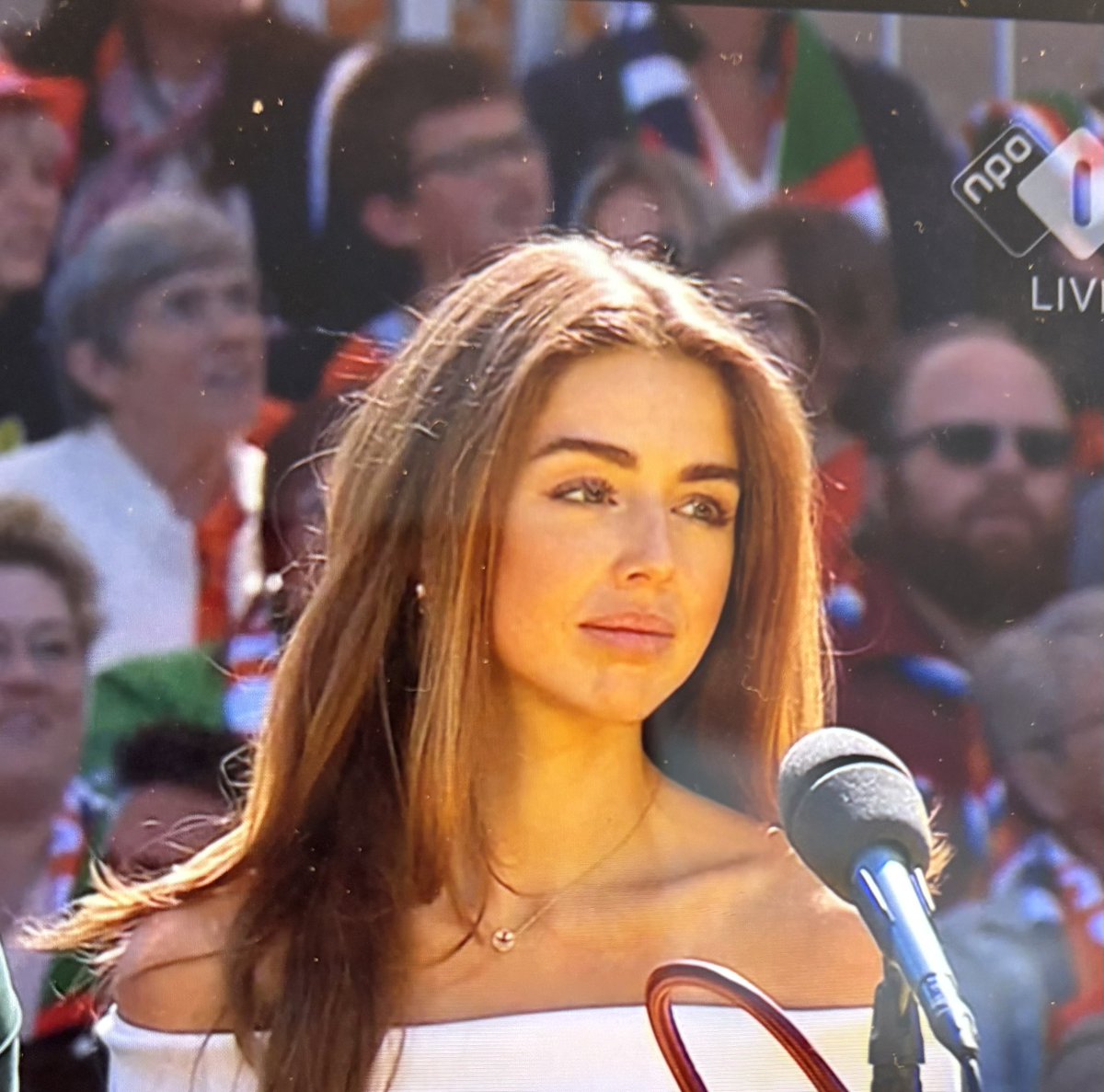 HilmarMulder's tweet photo. Weer al dat gezeur hier over Alexia die niet 'blij genoeg' kijkt. Het is zo voorspelbaar. Mannen met een serieuze blik zijn prima, vrouwen moeten glimlachen? Kom op zeg. Ze is een jonge vrouw met een eigen persoonlijkheid, geen decorstuk. Laat haar gewoon zichzelf zijn https://t.co/M34BHavCvp