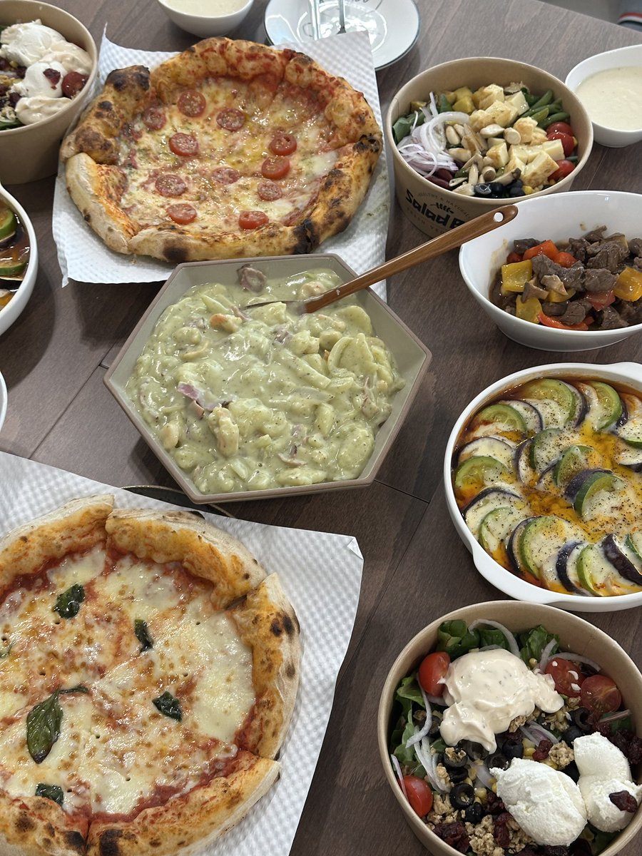 거발론 모임 집들이 초대.
*홈메이드: 뇨끼, 라따뚜이, 찹스테이크, 감자 스프
*배달: 화덕피자(마르게리따, 루꼴라 프레스코), 샐러드(두부, 버섯, 리코타치즈)

이제 꼬마들이 있어서 보드게임은 하기 어렵지만,
역시 만나면 기분이 좋고 헤어질때 아쉽다.