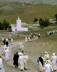 k_a_n_5's tweet photo. هناك رجلا يدعى ( خُزيمة بن بشر ) كان هذا الرجل ميسور الحال ينفق على كل فقير ومحتاج حتى الذين لديهم مال كان يعطيهم .. 
حتى دارت عليه دائرة الدنيا والأيام فأصبح فقيراً معدماً .. فجاء بعض الذين كان يعطيهم من خيره ويمد لهم يد العون فأعطوه شهرا أو شهرين ثم ملوا وتوقفوا عن مساعدته
فأغلق باب بيته عليه وهو لا يجد ما يسد به الرمق هو وزوجته ..