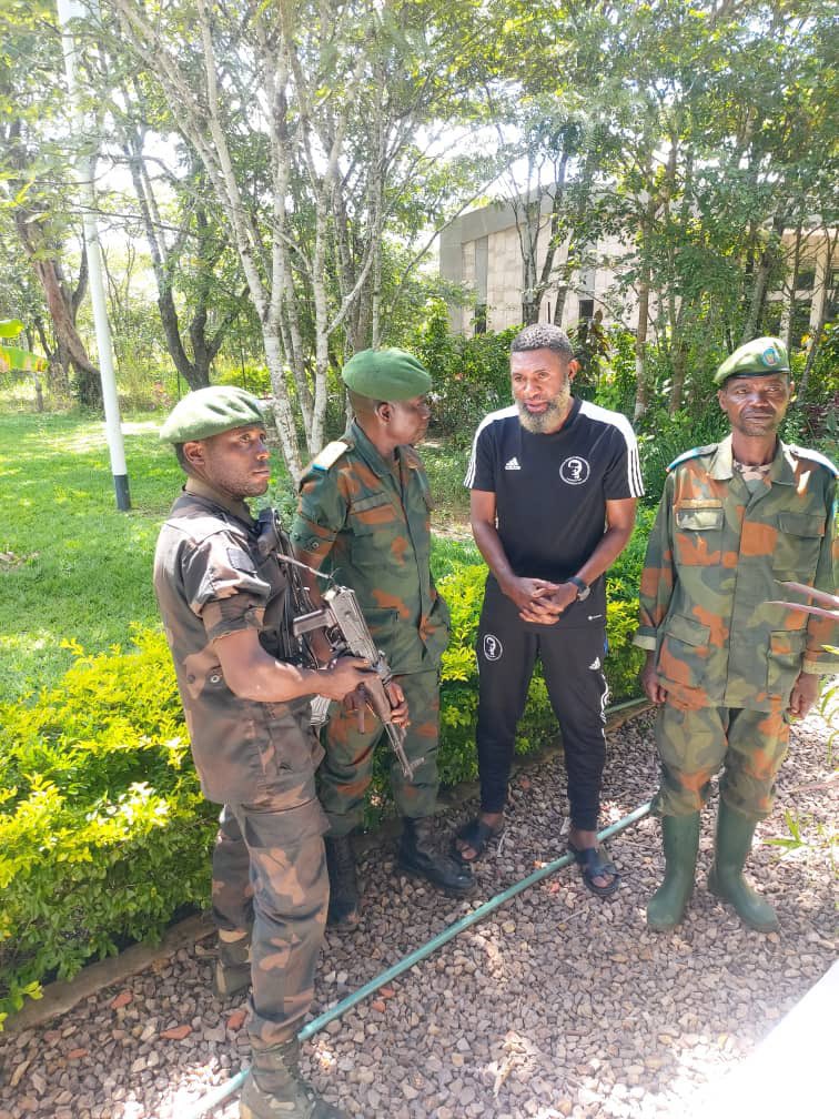 NdjekaSony's tweet photo. #RDC: Une perquisition est en cours dans la ferme #Futuka du président @moise_katumbi. Quelques militaires se trouvent sur place, devant eux c'est l'entraîneur de l'équipe de football appartenant à l'opposant @moise_katumbi.
Nous dénonçons !
@KimKimuntu https://t.co/y0w5LO3TR2