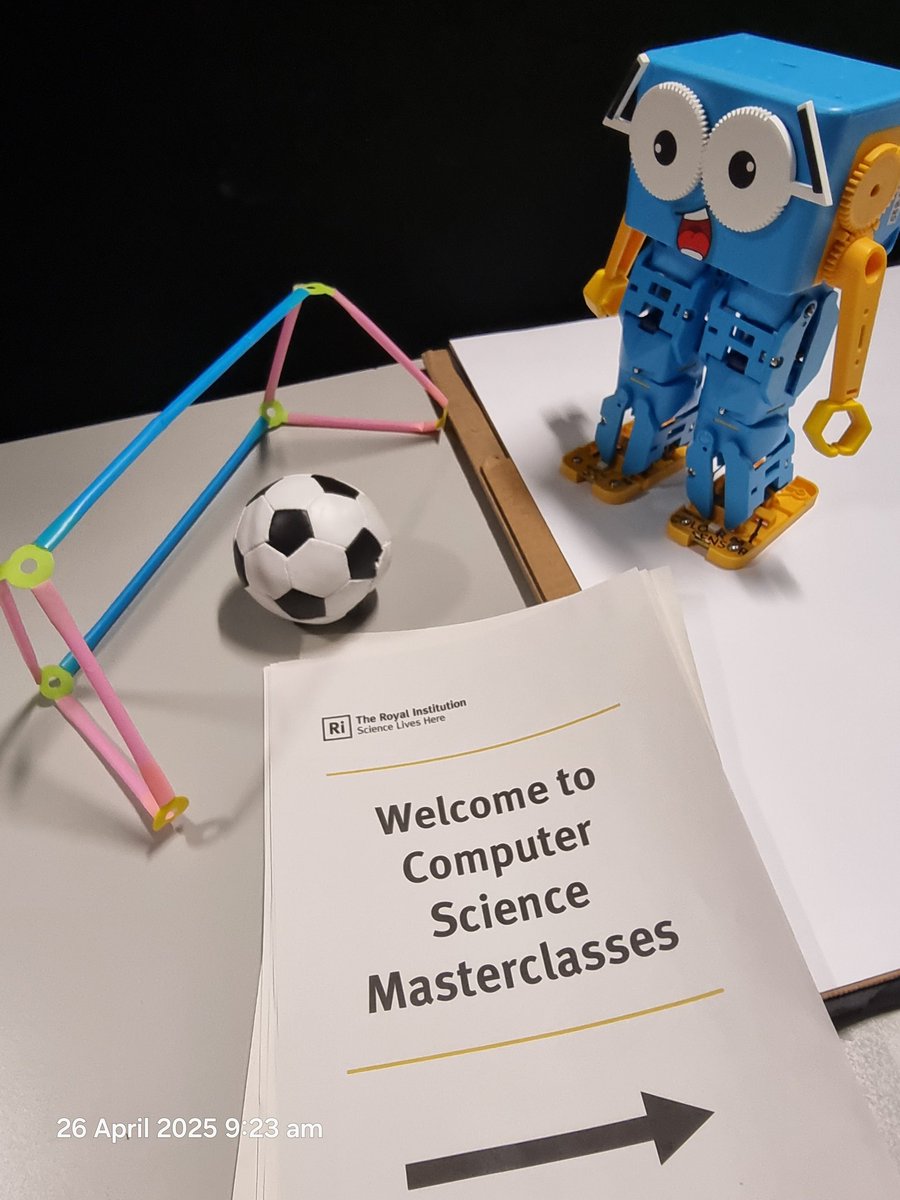 TsuiAllen's tweet image. With all 13 of the #MartyTheRobots @RoboticalLtd available plus all the other programmable devices I&apos;ve got access to, I could help @Ri_Science extend the offer to increase frequency as well as potentially widen engagement to younger and older age range... #HomeOfScience