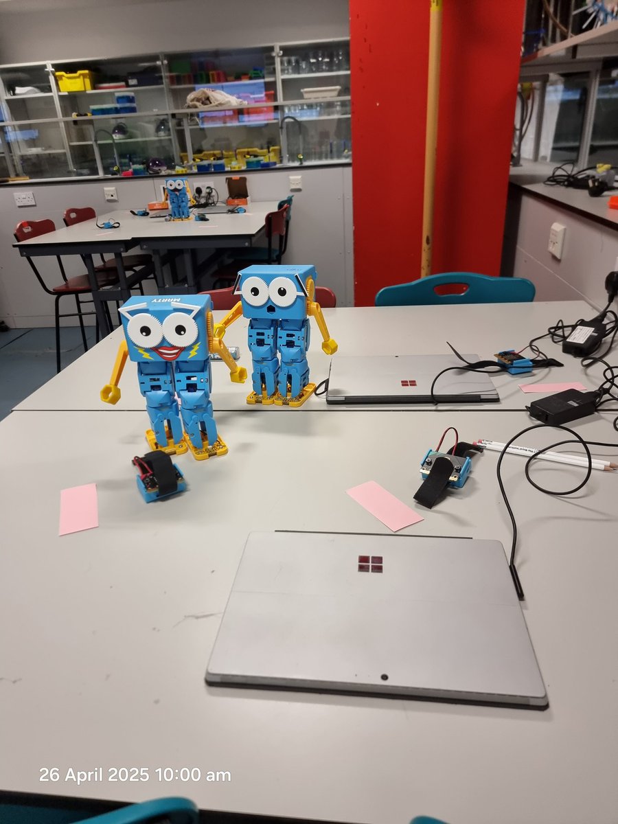 TsuiAllen's tweet image. With all 13 of the #MartyTheRobots @RoboticalLtd available plus all the other programmable devices I&apos;ve got access to, I could help @Ri_Science extend the offer to increase frequency as well as potentially widen engagement to younger and older age range... #HomeOfScience