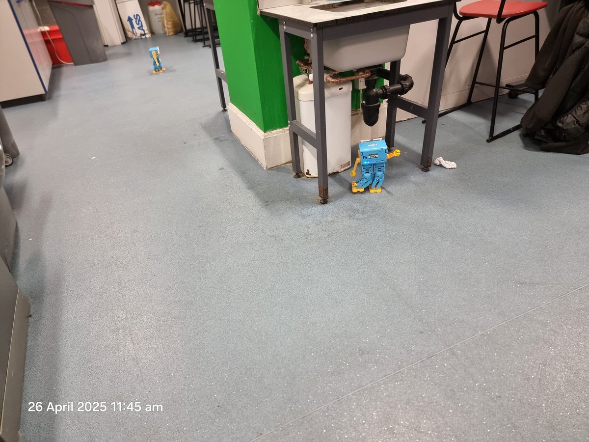 TsuiAllen's tweet image. With all 13 of the #MartyTheRobots @RoboticalLtd available plus all the other programmable devices I&apos;ve got access to, I could help @Ri_Science extend the offer to increase frequency as well as potentially widen engagement to younger and older age range... #HomeOfScience