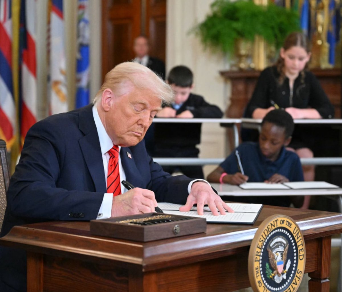 RedEagleUpdates's tweet photo. 🚨BREAKING: Would you support Trump cancelling ALL Chinese Student Visas and deporting them out of America ?

YES or NO ? https://t.co/5hUgJec3HV
