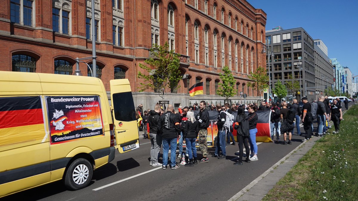 m_dorn_'s tweet photo. Die rechtsextreme Demonstration hat Aufstellung hinter dem Roten Rathaus genommen. Die meisten der etwa 200 Teilnehmer kommen aus dem Umfeld von „#DeutscheJugendvoran“ (DJV), einzelne Teilnehmer mit #FreedomParade (Querdenken) Flagge. #b2604 https://t.co/N2leFEInB3
