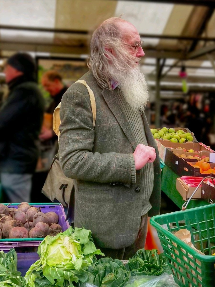 2alienfriends's tweet image. A person in a tweed jacket shops for fresh produce at a bustling outdoor market. #FarmersMarket #FreshProduce #TweedJacket #OutdoorMarket #Shopping #HealthyEating #Vegetables #MarketDay #Candid #Lifestyle #FoodMarket #York