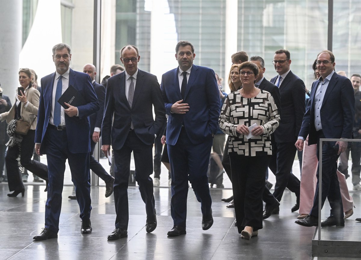 #Almanya'nın yeni koalisyon anlaşması, SPD ve CDU/CSU'nun geçmişteki görüş ayrılıklarını aşarak, özellikle savunma ve dış politika alanlarında daha uyumlu bir yaklaşım benimsemeyi hedeflemektedir 👇

🔲 Almanya’da Kurulacak Yeni Koalisyon Hükûmetini Ne Bekliyor? | M. Erkut Ayvaz