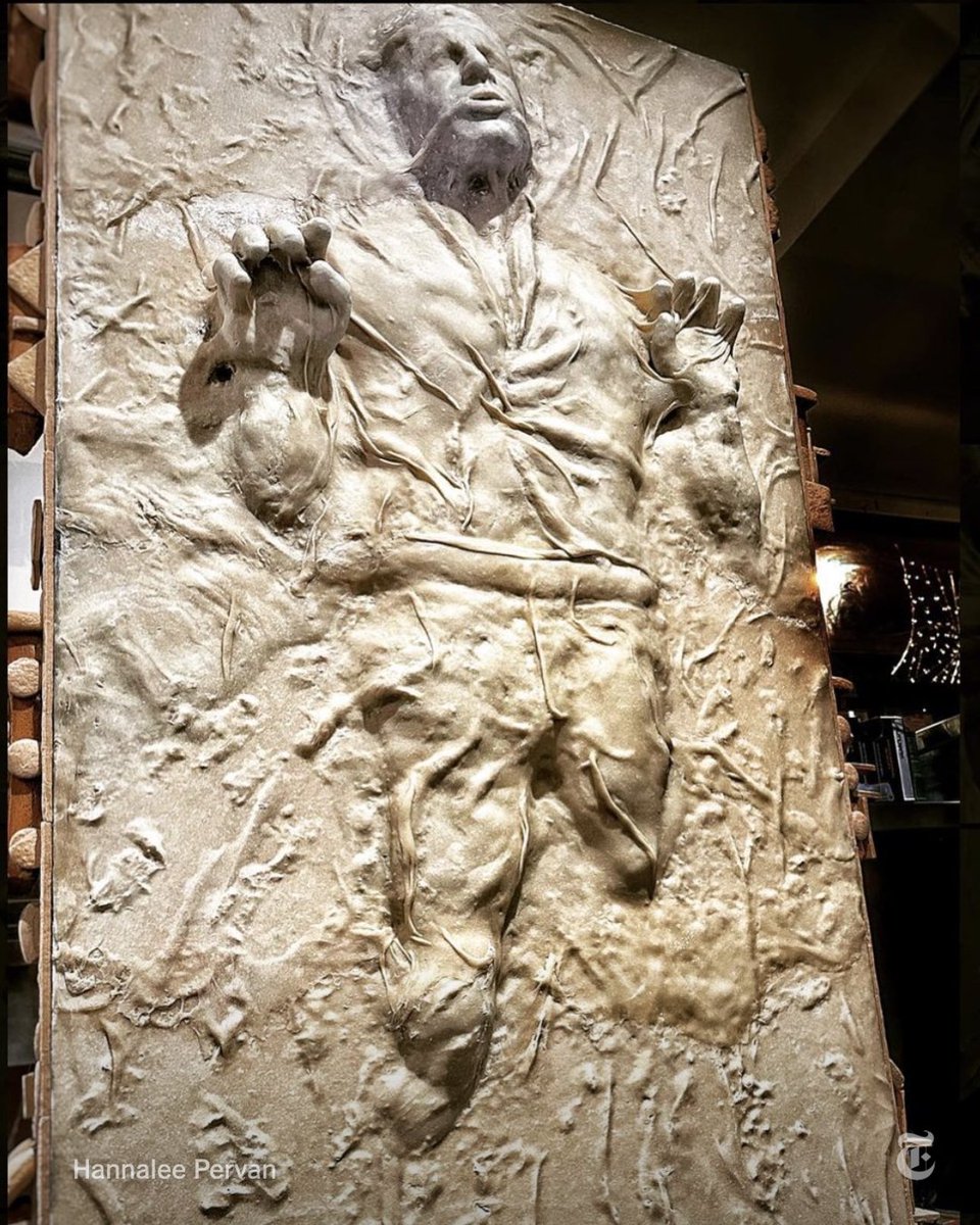 米カリフォルニアのパン屋が、約1ヶ月かけて、「カーボナイト凍結されたハン・ソロ」の等身大のパンを作成した

彼女たちは、これを「パン・ソロ」と名付けた

#帝国の逆襲 #スターウォーズ