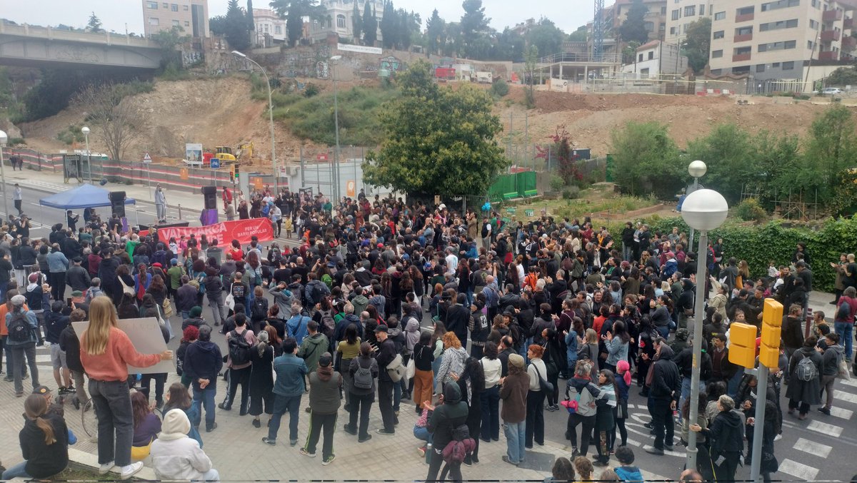 Badalona_SHSC's tweet photo. 🔵 𝗩𝗔𝗟𝗟𝗖𝗔𝗥𝗖𝗔 𝗣𝗘𝗥 𝗩𝗜𝗨𝗥𝗘 

Prop d'un miler de persones convocades per @HabitatgeVKK
i @AVallcarca contra el desallotjament de les barraques.

Lluitem contra l'expressió més crua del negoci immobiliari. Fem massius els Sindicats d'Habitatge! https://t.co/sqivdqwBwe