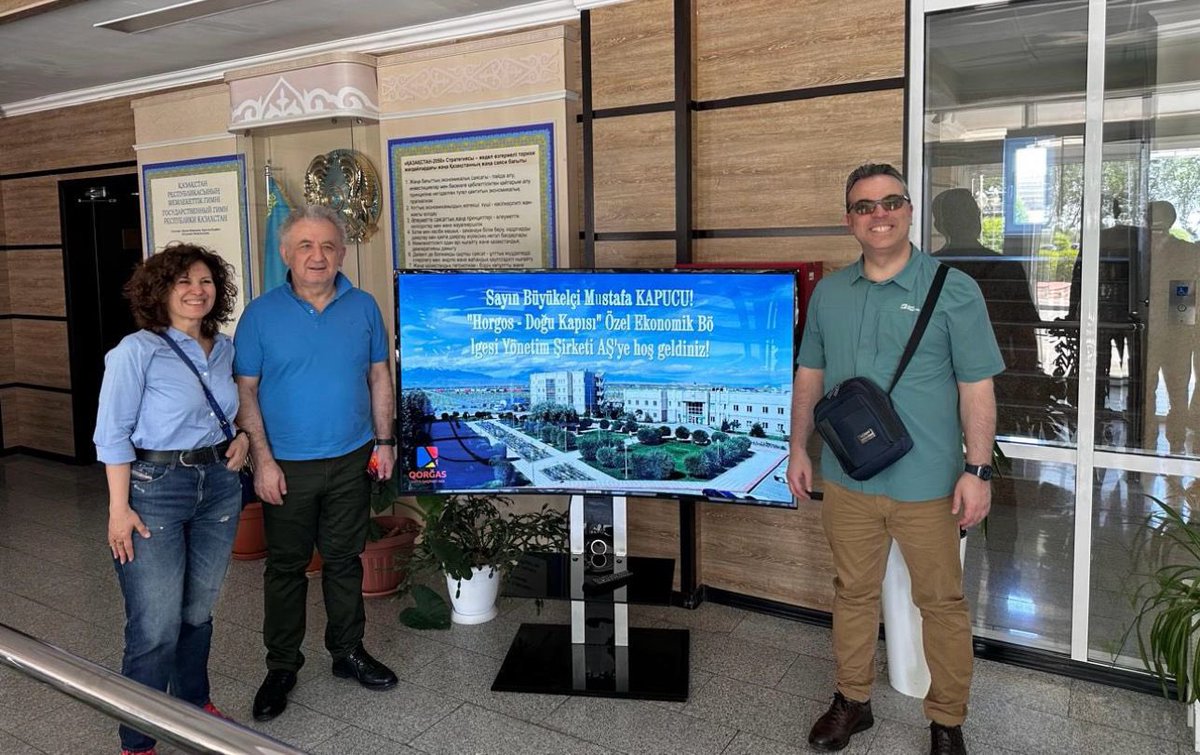 Astana Büyükelçimiz Sayın Mustafa Kapucu’nun Yedisu bölgesindeki “Khorgos-Doğu Kapısı” Özel Ekonomik Bölgesi Yönetim Şirketi A.Ş’ye, Khorgos kuru limanına, “Nur Joly” gümrük kontrol bölgesi ile ulaştırma ve lojistik merkezine inceleme ziyaretinde kendisine eşlik edilmiştir.