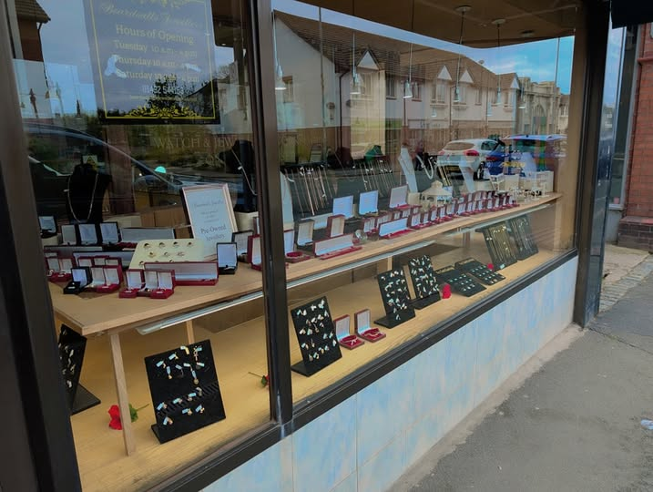 BeardsallsJ's tweet photo. @__x ✨ Beardsalls Jewellers has been part of Rhos-on-Sea for 110 years!
Come and explore our window full of beautiful pre-owned treasures — each piece with its own story 💍💎
Thank you for being part of our journey! 💛 #FamilyBusiness  #RhosOnSea #PreOwned #BeardsallsJewellers https://t.co/mIetIR8g6f