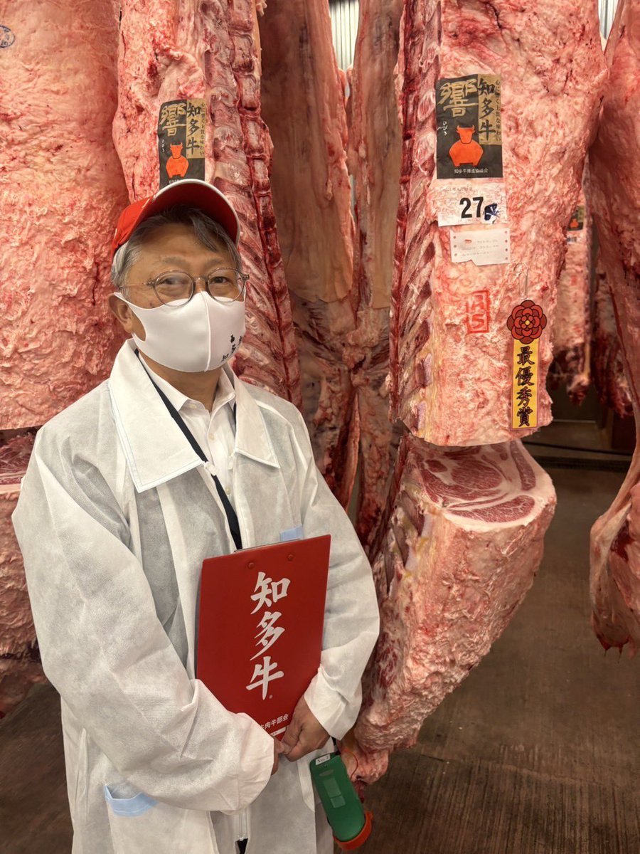 hibikif1's tweet photo. R7/4/21 知多牛枝肉研究会
最優秀賞は石川健一さんの交雑種去勢、着体重977kg、枝肉624.6kg、A-5等級、BMS11、ロース面積78、種雄牛隆之姫でした。おめでとうございます。

#知多牛
#枝肉研究会
#交雑牛
#響
#知多和牛
#誉
#美味しい牛肉
#愛知県
#知多半島
#大阪市食肉市場 https://t.co/5itdsyP8pK