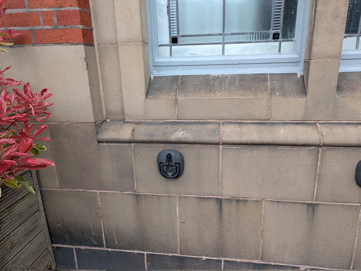 Brakwa fixed and it's back to <a href="/SSMCAMRA/">Stockport and South Manchester CAMRA</a> #MildMagic
<a href="/LadybarnSocial/">Ladybarn Social Club</a> which has nice compact cycle parking wall anchors