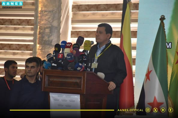 شاركت الإدارة الذاتية في أعمال مؤتمر "وحدة الصف والموقف الكردي في روجآفاي كردستان"، السبت، في مدينة قامشلو، والذي حضره أكثر من 400 شخصية من إقليم شمال وشرق سوريا وشمال وجنوب كردستان وشخصيات من عدة مناطق سورية، إلى جانب ممثلين عن الأحزاب السياسية الكردية.