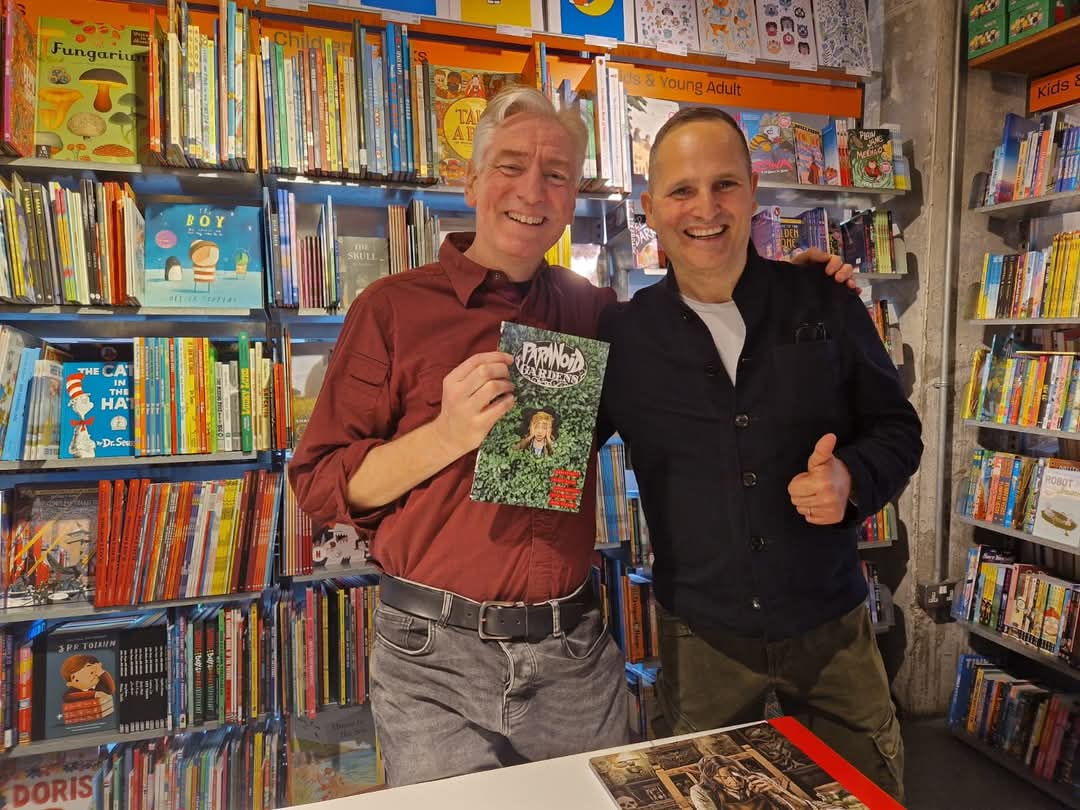Chris Weston nella celebre fumetteria Gosh! Comics di Londra, con il  nostro Filippo Conte... in missione per un reportage esclusivo di #FdC 💥♥️