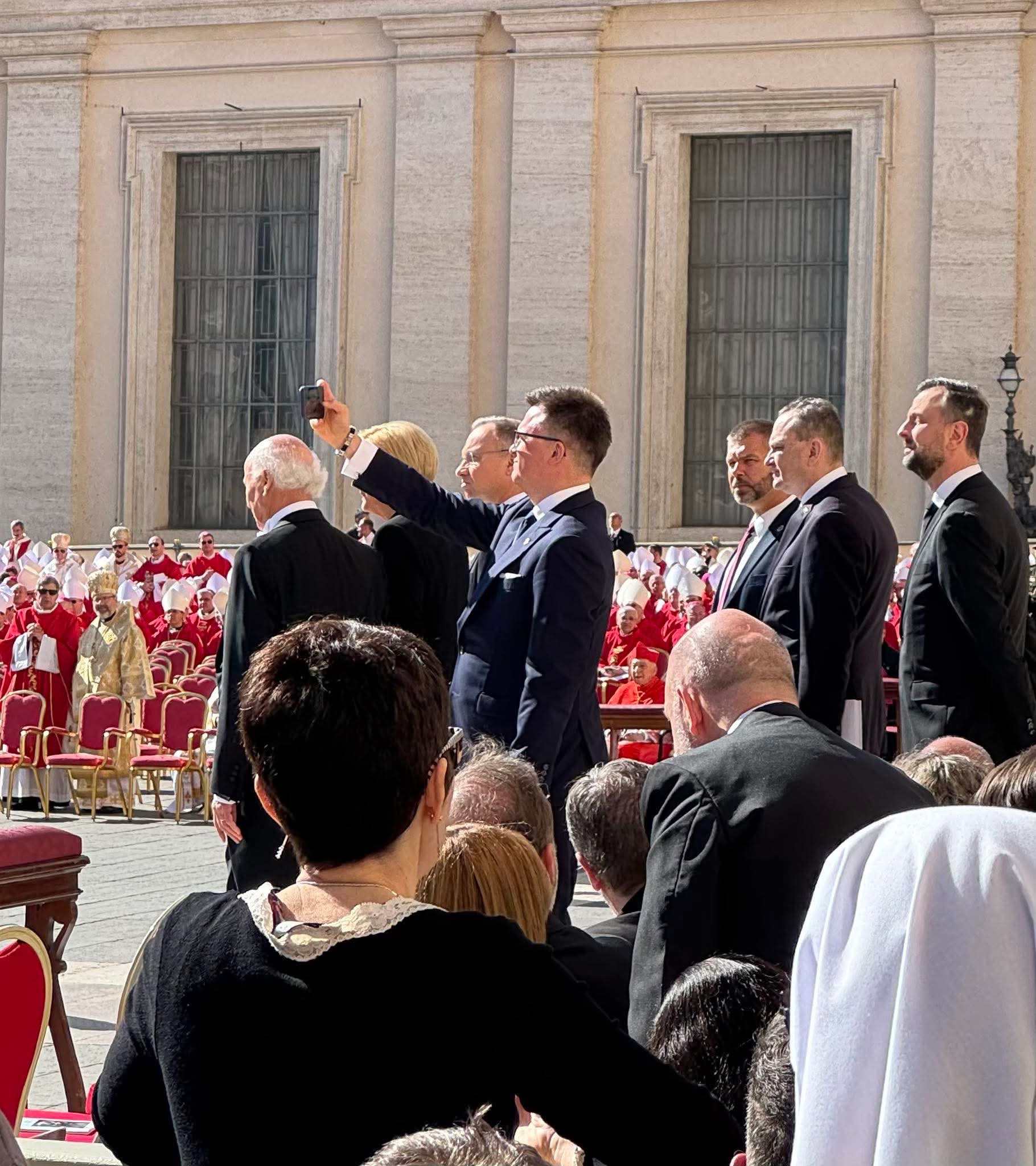 GpdhgosXAAAyJ3q?format=jpg&name=large