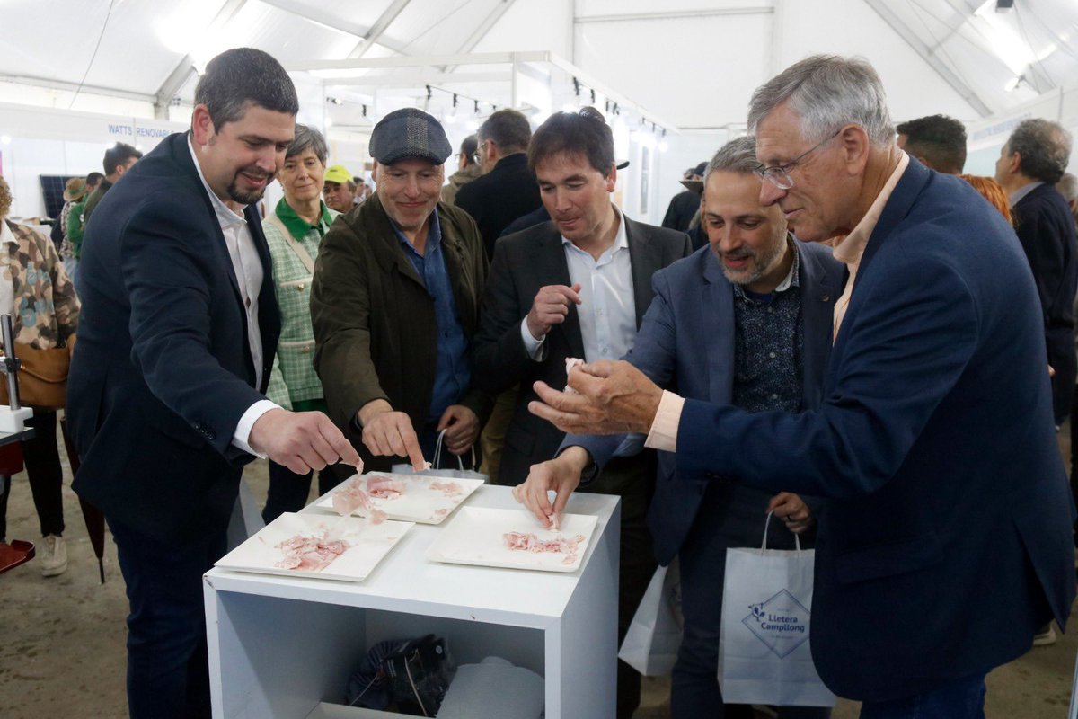 🐮Campllong celebra la 41a Fira Comarcal de Primavera. 

📌La <a href="/FiraCampllong/">Fira Campllong</a> és un referent dins el món agrícola i ramader català, on tradició i modernitat es donen la mà.

✅ El vicepresident 1r de la #DdGi, Pau Presas, ha participat en la inauguració.

🗓️ 26 i 27 d’abril