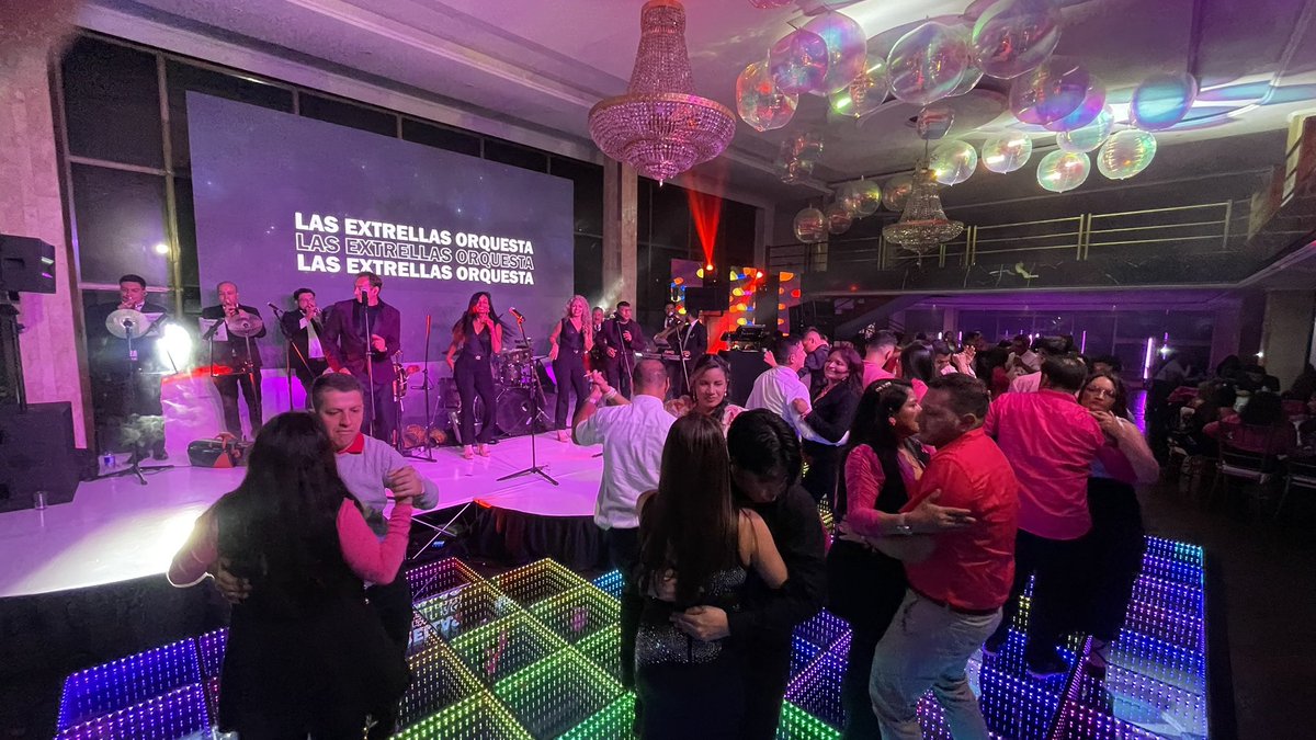 lasextrellas's tweet photo. Tremenda fiesta ayer en el club militar para celebrar los 30 años de GONHER FARMACÉUTICA. Hermoso y Bendecido evento. 🙏🏻👏🏻❤️ #concierto #show #fiesta #aniversario #lasextrellas https://t.co/u6ESQ3DUJY