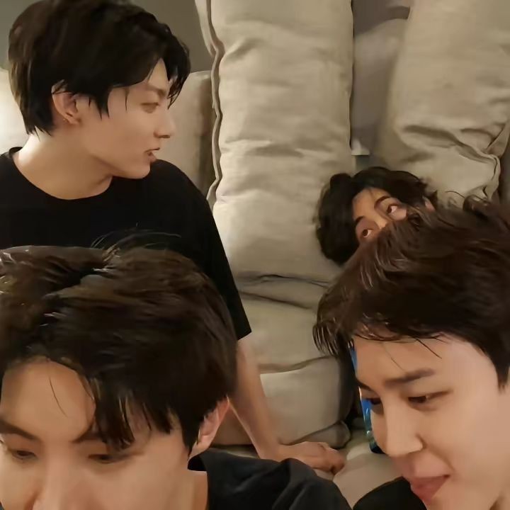 dailyofvk's tweet photo. taekook?? https://t.co/HklHclLrWs