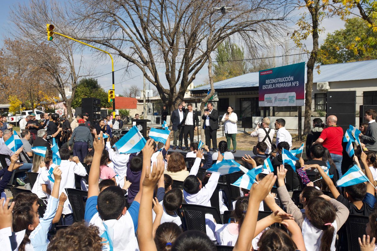 Nuevas obras en la Escuela Primaria N°3 de Trenque Launquen 
Acompañados por el gobernador <a href="/Kicillofok/">Axel Kicillof</a>, el intendente <a href="/FranRecoulat/">Francisco Recoulat</a> y la directora Claudia Zurra, inauguramos el nuevo edificio de esta escuela que fue destruida por un incendio en el año 2022.