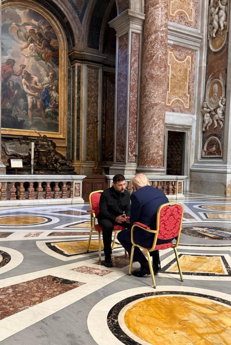 La imagen de Zelenski y Trump hablando hoy en el Vaticano: