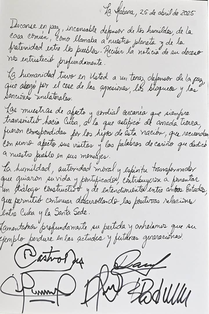 #Cuba🇨🇺#RaúlCastro y Presidente <a href="/DiazCanelB/">Miguel Díaz-Canel Bermúdez</a> firmaron libro de condolencias por el fallecimiento del Papa Francisco, honrando su pontificado y destacando su incansable labor en defensa de la #paz, fraternidad y búsqueda de soluciones sostenibles para los desafíos de la humanidad