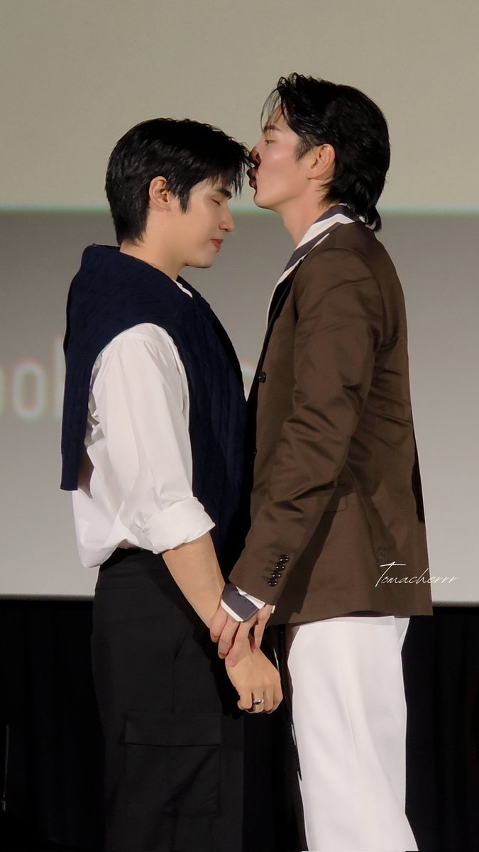 อห มุมนี้คือที่!! ยัยจิ๋วกับพี่เสี่ยของเขา

Thank you Cr.on pic 🙏🏻
UPPOOM IN SINGAPORE
#UpPoomFanmeetinginSingapore
#MyStandinWTinSingapore 
#uppoompat
#poompps #UpPoom