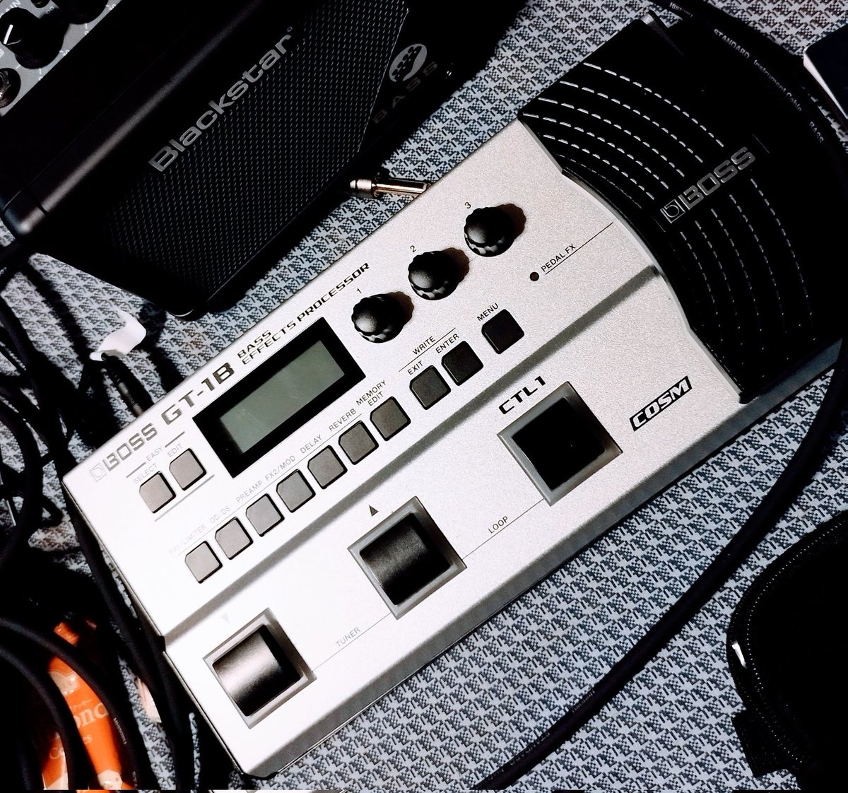 kan_chow_osm's tweet image. 気にいった音にしようと色々いじっても…結局、コンプレッサー＆わずかな歪みとイコライザー系をいじるだけになってしまう(笑)
後はスタジオで微調整です💪

#rocknroll #punkrock #bassplayer #vocal