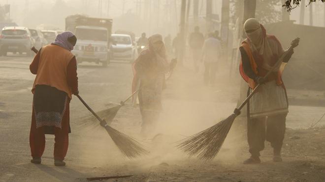 AnjaliLearn's tweet photo. Six sanitation workers killed, five injured after being hit by vehicle on Delhi Mumbai Expressway in Gurugram
#expressway
#delhimumbai
#gurugramnews
#death
#sanitationprogramme
#health https://t.co/StJKnVFVlr
