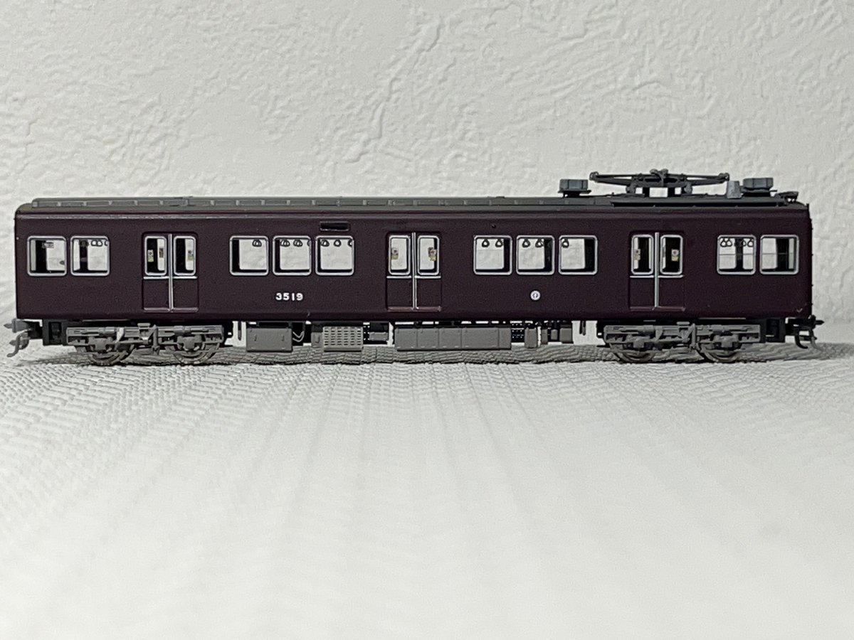 阪急3074F初期車

ワイパーを付けて完成です🚃
当時大嫌いだった両開きドアなのにクーラーの効かない小豆色の阪急電車😅

窓を開けたり屋上に黄色ライン入れたりモニタールーフだったり艶消しだったりで楽しかったです☺️

#阪急キットを作ろう
#エコノミーキット
#GM50周年