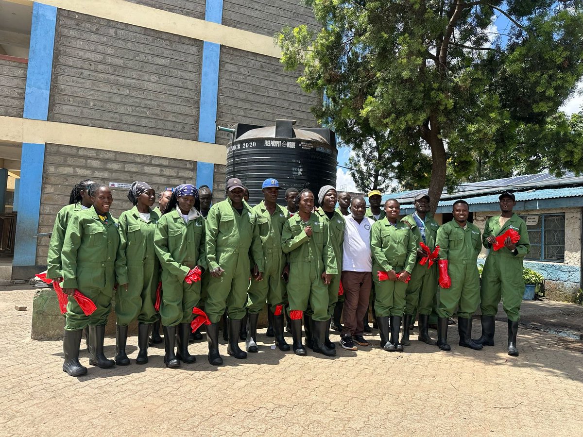 MtoWanguOrg's tweet photo. 20 youth groups in Mlango, Hospital &amp; Mabatini received brand-new PPEs through our @VSOKenya  partnership-arming the waste managers with overalls, gloves &amp; boots to build a cleaner, healthier community and enhance their economic wellbeing! 

#wastemanagement https://t.co/29IwMWKYTj