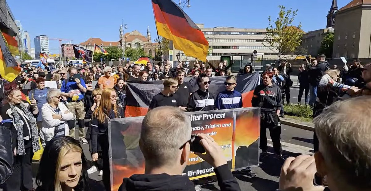 SchwarzePalmen's tweet photo. In #Berlin läuft der #Neonazi-Aufmarsch los. Lothar Schwartz (#BerlinBerlinTV) und #Aktivistmann freuen sich über die „vielen Patrioten“. „Wer Deutschland nicht liebt, soll Deutschland verlassen!“ wird skandiert. #FreedomParade wirbt für #b0105-Demo von #FreieLinke.

#b2604 https://t.co/MQaWEIa9qu