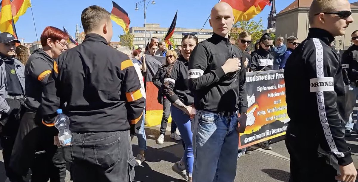 SchwarzePalmen's tweet photo. In #Berlin läuft der #Neonazi-Aufmarsch los. Lothar Schwartz (#BerlinBerlinTV) und #Aktivistmann freuen sich über die „vielen Patrioten“. „Wer Deutschland nicht liebt, soll Deutschland verlassen!“ wird skandiert. #FreedomParade wirbt für #b0105-Demo von #FreieLinke.

#b2604 https://t.co/MQaWEIa9qu