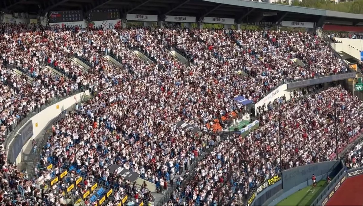 하 예전에 뭔 댓글에 롯데는 공식색(삼성:파랑,기아:빨강)같은게 없어서 팬들이 유니폼 제 맘대로 입고 오는데 사람은 또 항상 좟나 많이 와서 당나라 군대 같다고 한게 잊히지가 않음 ㅜㅜ