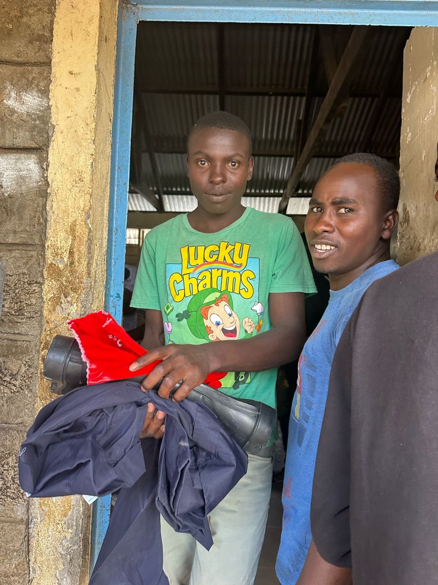 20 youth groups in Mlango, Hospital &amp; Mabatini received brand-new PPEs through our <a href="/VSOKenya/">VSO Kenya</a>  partnership-arming the waste managers with overalls, gloves &amp; boots to build a cleaner, healthier community and enhance their economic wellbeing! 

#wastemanagement