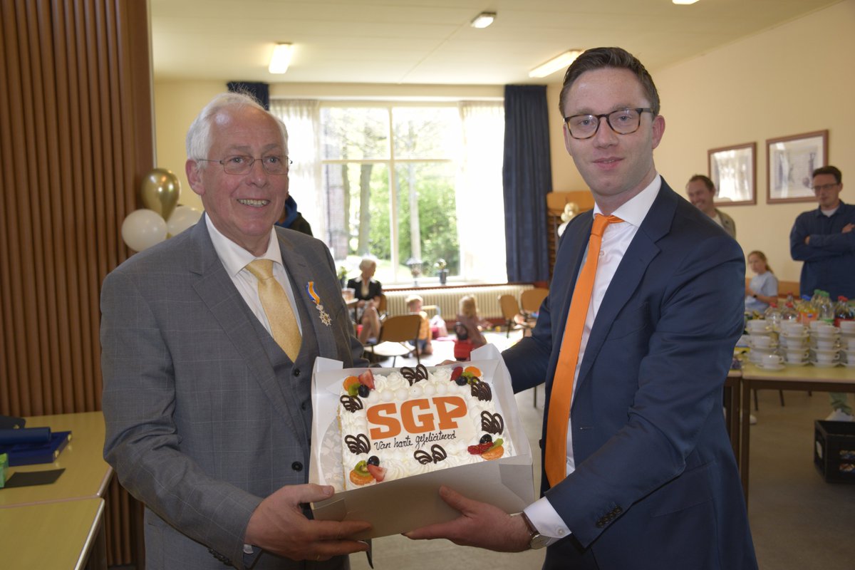 Van harte gefeliciteerd aan ons voormalig commissielid Wijnand Hennipman (van 1998-2008) en nog steeds betrokken in de steunfractie van de SGP. Iemand met veel (historische) kennis van onze gemeente. Hij ontving gisteren een koninklijke onderscheiding. #lintjesregen