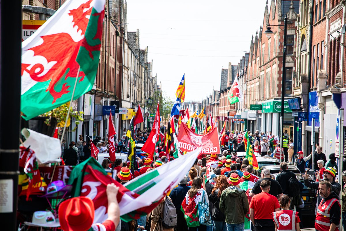 Miloedd yn gorymdeithio dros #Annibyniaeth yn y Barri! 

Thousands march for Welsh independence in Barry!