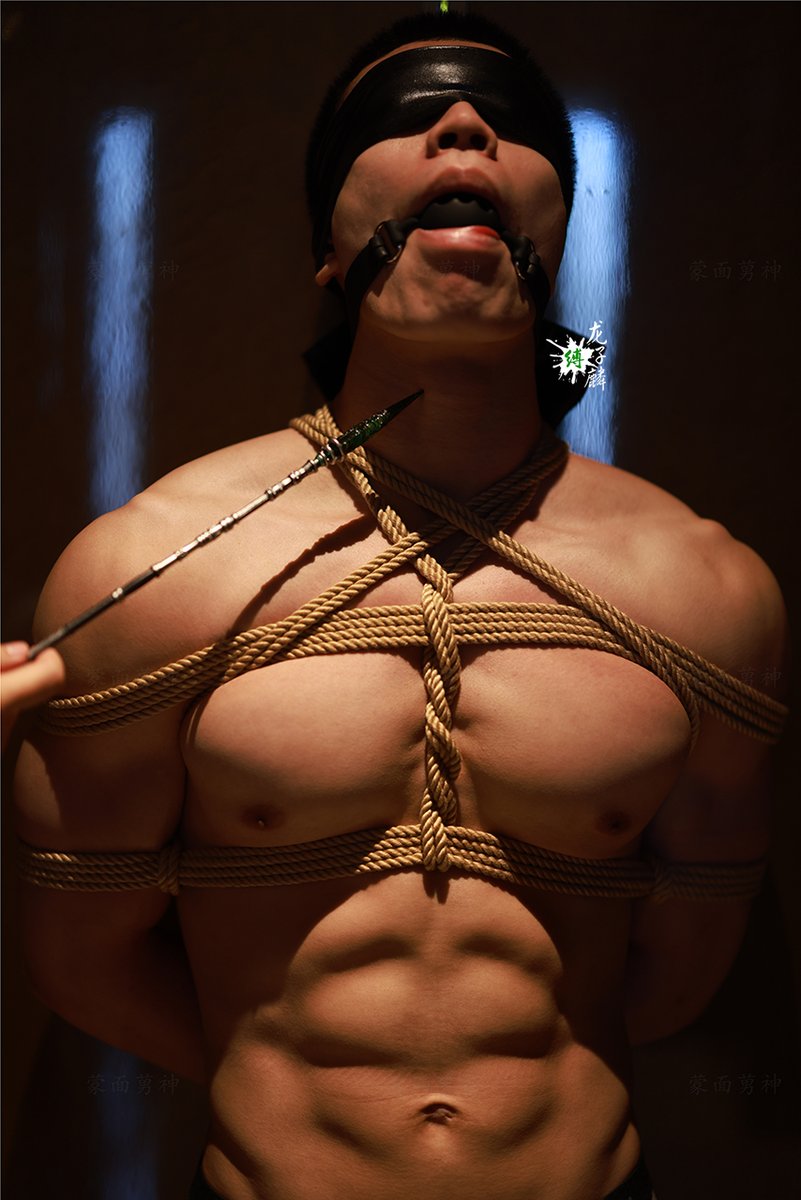 我完全不喜欢皮革或者紧身衣，但是征服一个超级英雄，意味着不仅掌控了他们的力量，还驯服了他们的意志。这种感觉是混合了骄傲、占有欲和一种微妙的危险的平衡。那种曾经不可一世的象征如今臣服于我，就像风暴中的雷霆被我握在掌心，既危险又完全属于我。