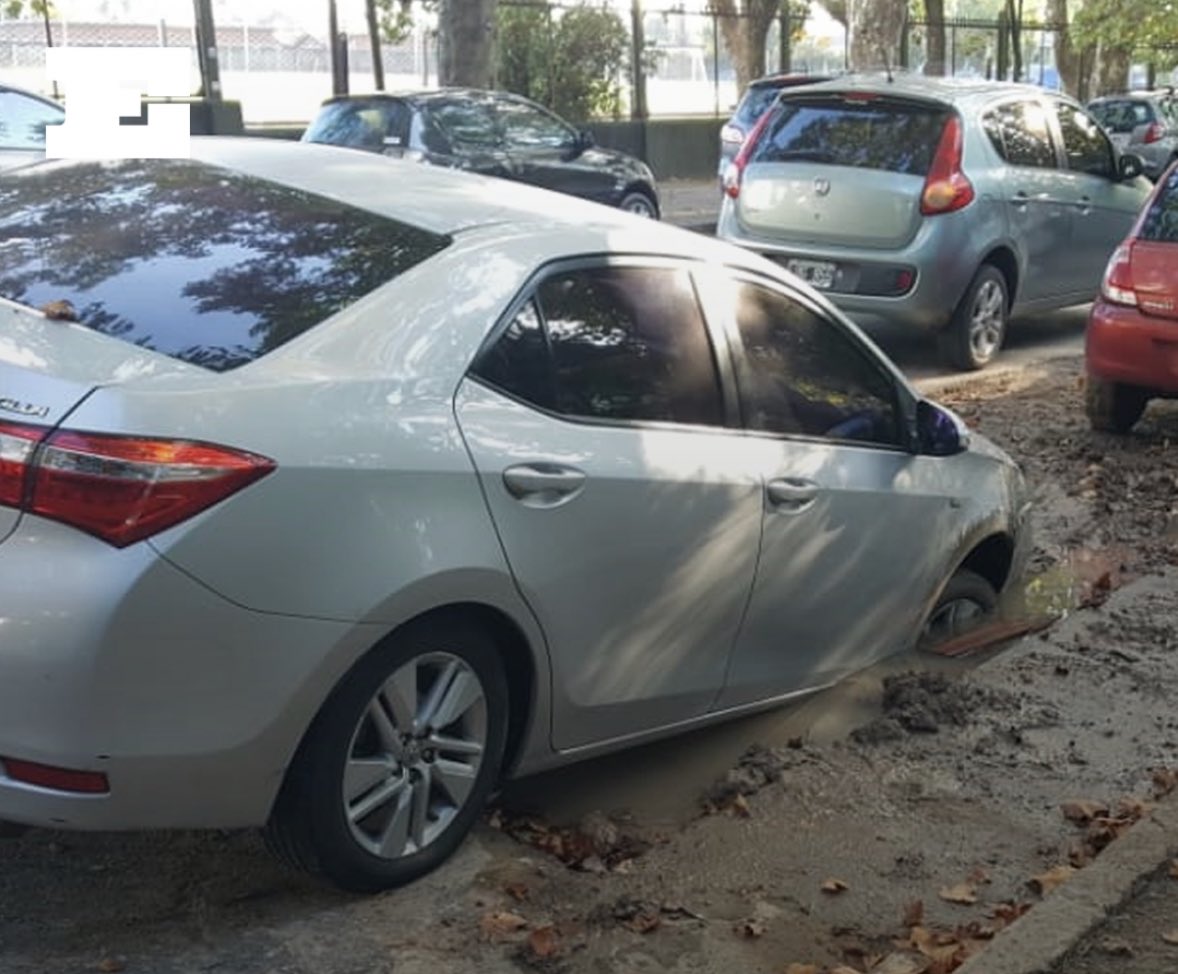 #laplata “Tragame tierra”

Un enorme pozo a metros de la Escuela Anexa se devoró un auto