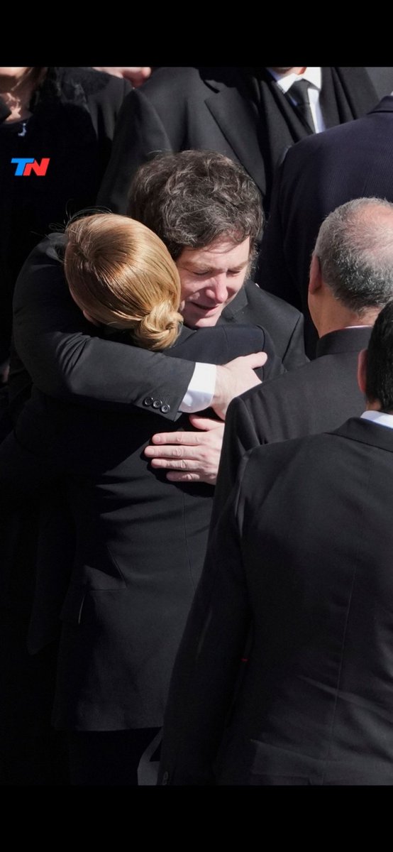 PoliticayModa's tweet photo. Milei y Meloni despidiendo al “maligno en la Tierra” y Francisco preguntándose quién ha invitado a todos estos... https://t.co/5SVeL2R4H3