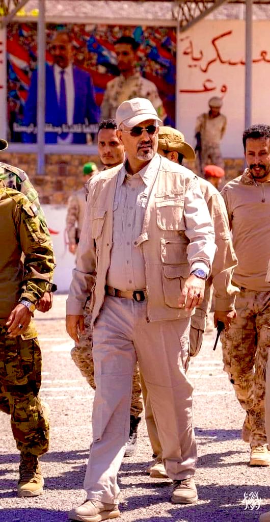 نتفق ونختلف حول بعض القادة .
نتفق ونختلف حول بعض القرارات السياسية .
نتفق ونختلف حول بعض السلوكيات والتصرفات .

ولكن الجميع يتفق أن الرئيس عيدروس الزبيدي هو خير من يقود الشعب وقضاياه العادلة ، فهو قائد صادق ومخلص وشجاع .. ولن يخيب ثقة الناس به مهما كلفه الأمر .