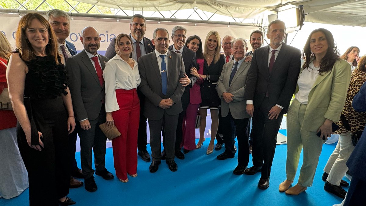 PSOEmalaga's tweet photo. 📷El sec gen del PSOE de Málaga @JoseleAguilar el alcalde de #Álora, Paco Humillo, y el subdelegado del Gobierno en Málaga @FJavier_Salas junto a diputados provinciales, alcaldes y compañeros han asistido al Día de #Málaga donde se han otorgado las medallas de oro de la provincia https://t.co/X1G6jcJzHX