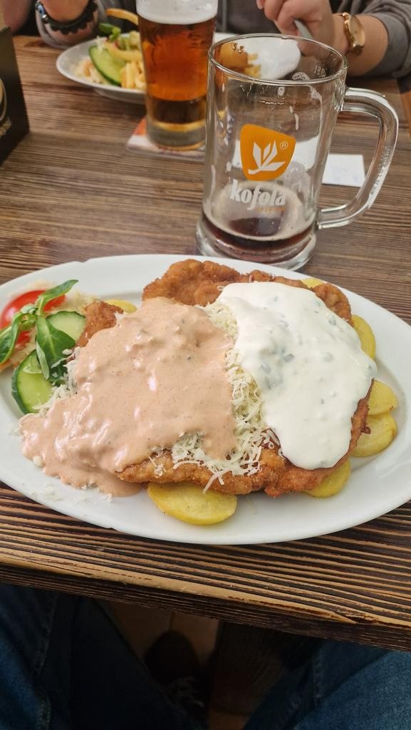 SzpilNa's tweet image. Dzisiejsze przedmeczowe studio odbyło się w plenerze i restauracji Parlament.
Kierunek meczing ;)