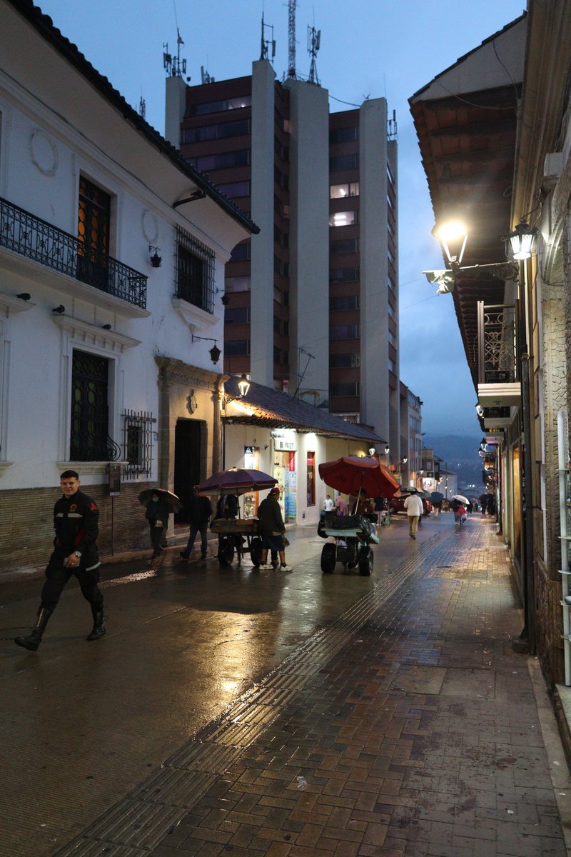 Mateombar's tweet photo. El centro de #Tunja con su arquitectura colonial mezclada con la del siglo XX le dan un toque mágico.
La gente saliendo con afan de sus trabajos en una tarde de lluvia y frio. https://t.co/hiahDYCu0U