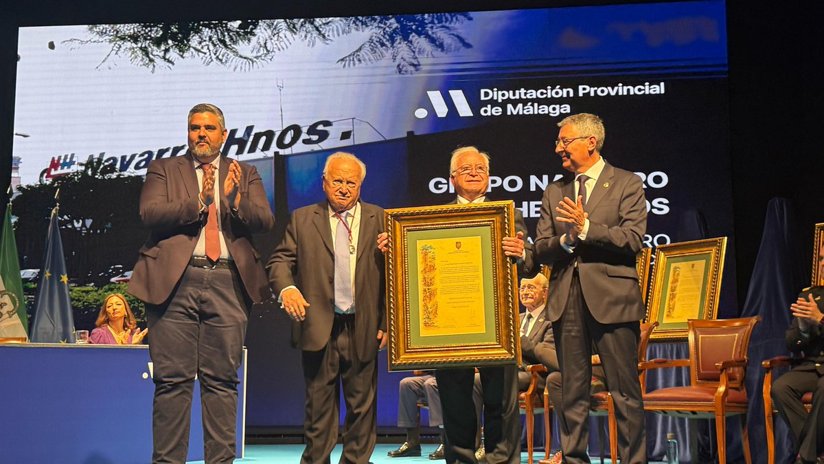 PSOEmalaga's tweet photo. 📷El sec gen del PSOE de Málaga @JoseleAguilar el alcalde de #Álora, Paco Humillo, y el subdelegado del Gobierno en Málaga @FJavier_Salas junto a diputados provinciales, alcaldes y compañeros han asistido al Día de #Málaga donde se han otorgado las medallas de oro de la provincia https://t.co/X1G6jcJzHX