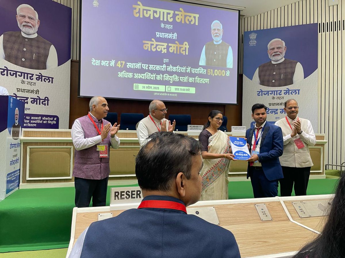 🚀 Hon'ble PM <a href="/narendramodi/">Narendra Modi</a> handed over appointment letters to 39 newly selected faculty &amp; staff of #NITDelhi at #RozgarMela! A proud moment for #NITDelhi! 🇮🇳 
#NITDelhi #ViksitBharat #Employment 

More info: linkedin.com/posts/national…

<a href="/EduMinOfIndia/">Ministry of Education</a> 
<a href="/dpradhanbjp/">Dharmendra Pradhan</a> 
<a href="/drajayksharma/">Dr Ajay K Sharma</a>