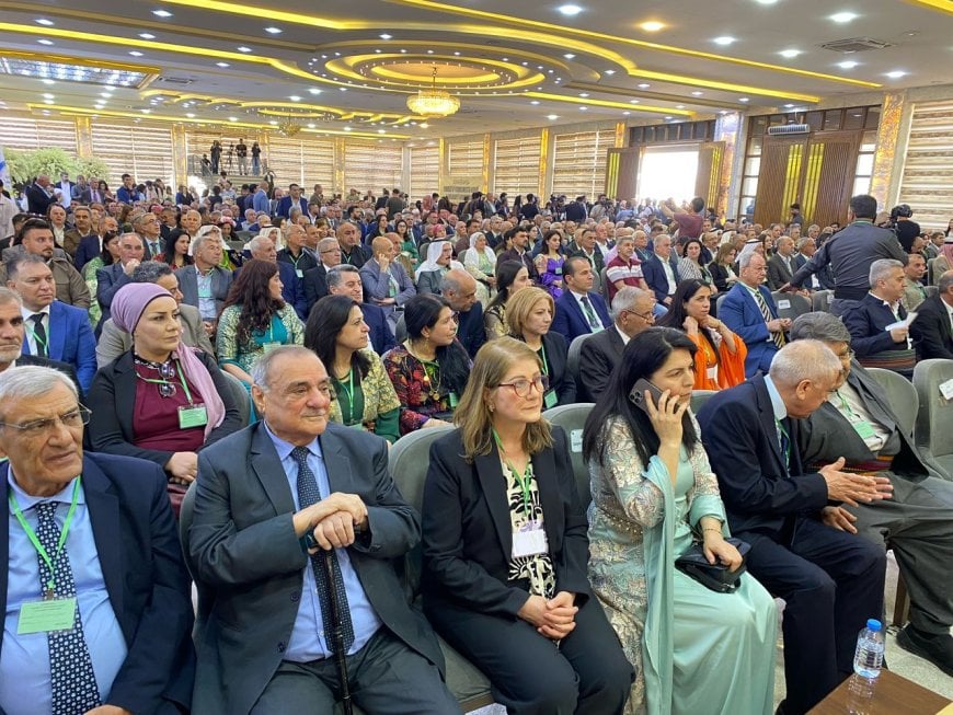 KomunistenRoj's tweet photo. 📌Encamnameya Konferansa Yekrêzî û Yekhelwesta Kurdî li Rojavayê Kurdistanê ku îro li Qamişloyê pêk hat, hate ragihandin. 
Nûnerê TKŞê Fadya Sîdo jî di konferansê de cih girt.
Em di rêya azadiya gelê xwe de serkeftinê dixwazin.

#Qamişlo #Rojava #Kurdistan 
#kurdishconference https://t.co/XHSvgbhhPW