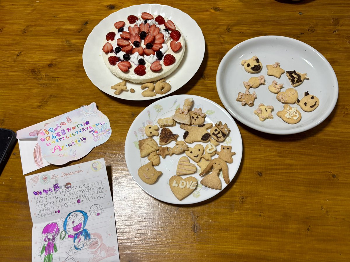 115bluemoon's tweet photo. 今日は夫の誕生日🎂
レアチーズケーキ作りました
ゼラチン急いで入れたっけ
ダマになっちゃって悔しかった
( ˊ• ·̭ •̥   )

食べたら美味しかったから良かったけどね

あとは王女たちと型抜きクッキー作って
あげました🍪✨
これからも美味しい料理
作っていきたいです
*ˊᵕˋ)੭♥️

いつもありがとう https://t.co/fsn0wlpcdh