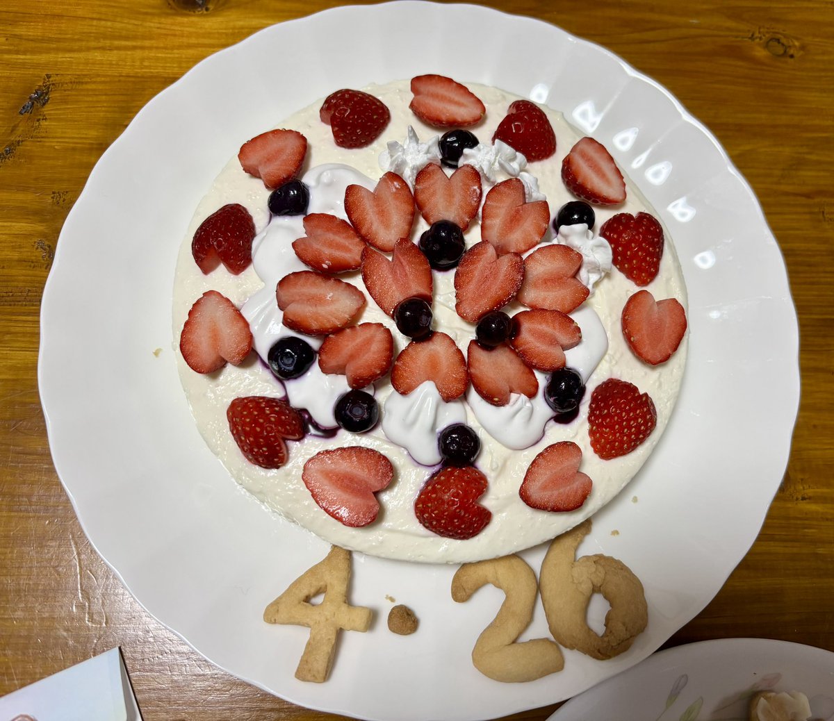115bluemoon's tweet photo. 今日は夫の誕生日🎂
レアチーズケーキ作りました
ゼラチン急いで入れたっけ
ダマになっちゃって悔しかった
( ˊ• ·̭ •̥   )

食べたら美味しかったから良かったけどね

あとは王女たちと型抜きクッキー作って
あげました🍪✨
これからも美味しい料理
作っていきたいです
*ˊᵕˋ)੭♥️

いつもありがとう https://t.co/fsn0wlpcdh
